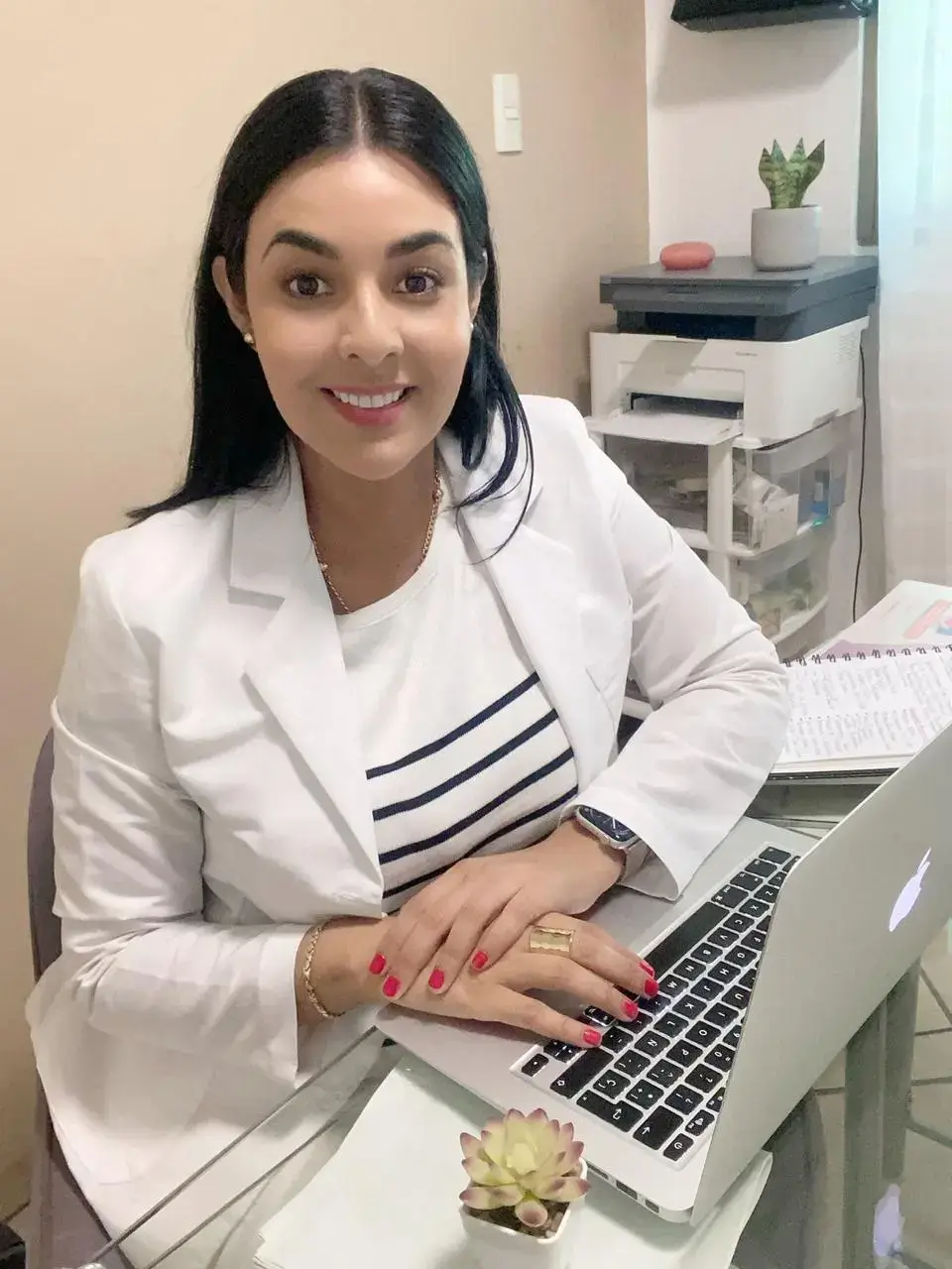 Ilustración conceptual mostrando la conexión entre el intestino y la salud hormonal en el SOP